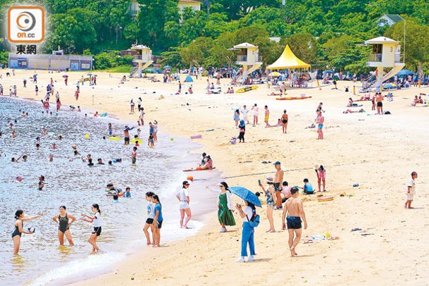 夏天很多市民到海灘游水。