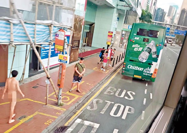 全身赤裸男子在街上遊蕩。