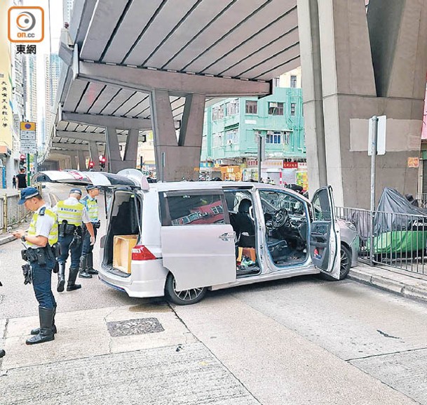 大角咀：七人車撞向鐵欄。