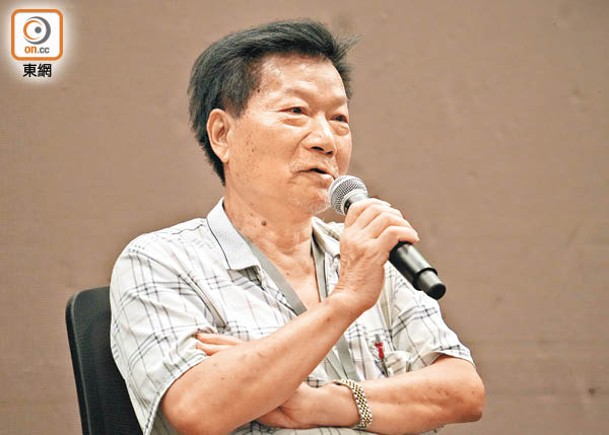 周先生獨居80呎天台屋，指氣溫高達攝氏38度。（袁志豪攝）