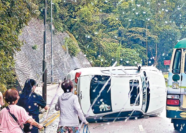 天雨路滑失控  P牌車自炒翻側