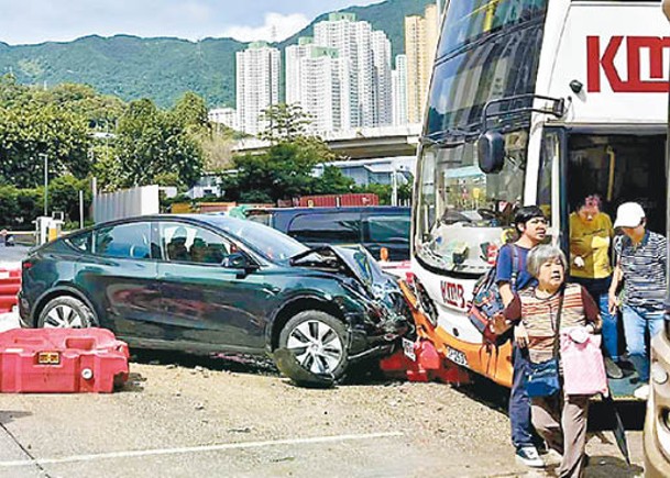 Tesla與九巴相撞。