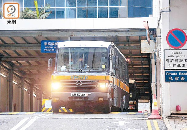 被告趙俊名昨日由囚車押走。（陳德賢攝）