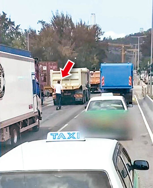 早前有人騎乘電動滑板車，駛出馬路（箭嘴示）。