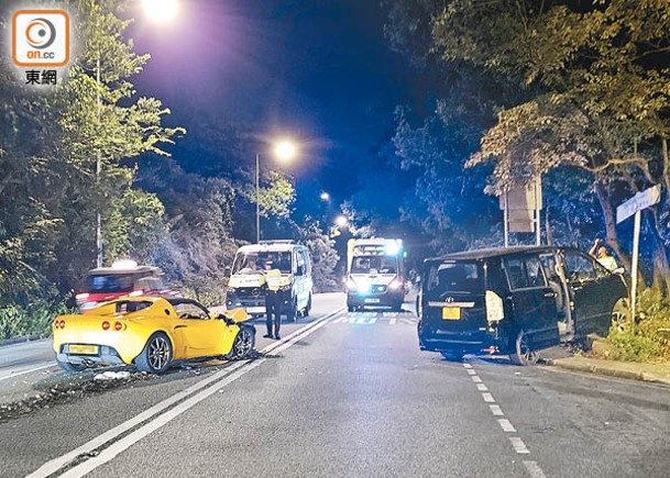 兩車於大埔公路相撞。（文健雄攝）