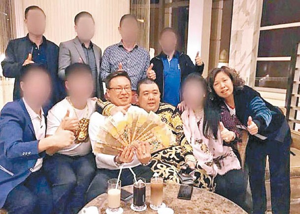 涉案的王梓驊（前排右三）、溫豪傑（前排左三）及其妻子（前排右一）於事發後曾於澳門聚會。（《聯合早報》圖片）