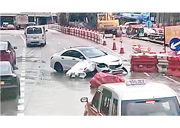 失控撞水馬  私家車橫亘龍翔道