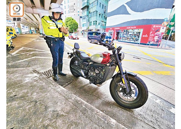 路面油漬跣胎  鐵騎人仰車翻