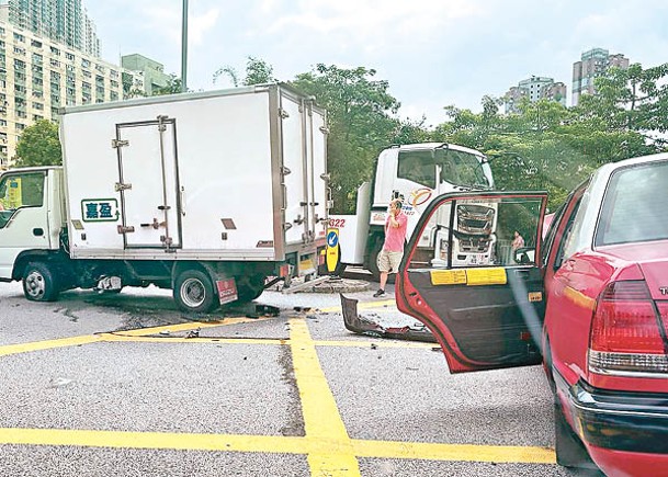 涉事的士及輕型貨車停在路中。