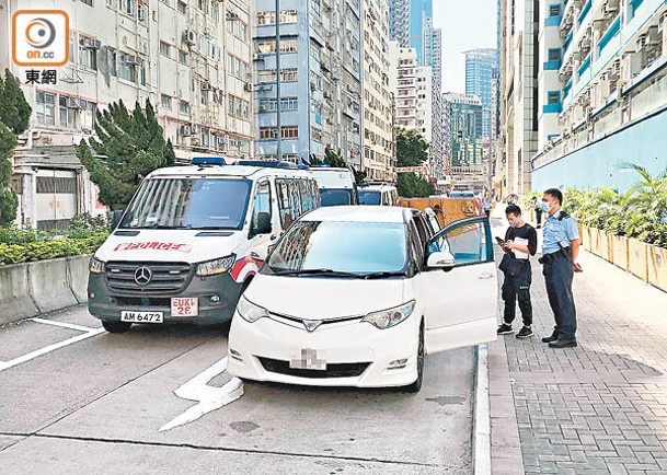 私家車在福全街被截停。