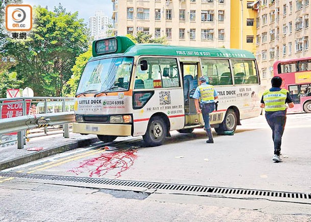 小巴入站  過路婦人捱撞  捲車底重傷亡