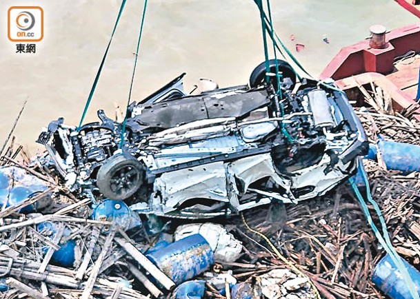 涉事私家車被吊上躉船運走。（蘇偉明攝）