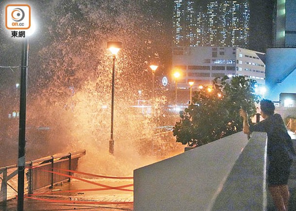 杏花邨海旁受摩羯影響出現巨浪，市民冒雨打卡追風。（黃仲民攝）