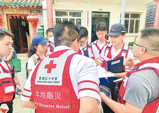 團體訪大澳  助居民防災派物資