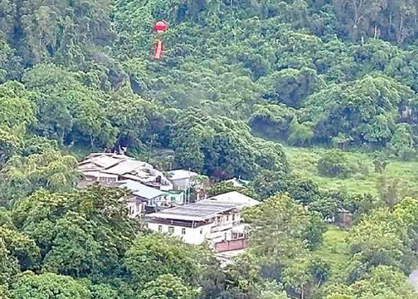 粉嶺上水飄神秘紅氣球  掛「丁財兩旺」直幡