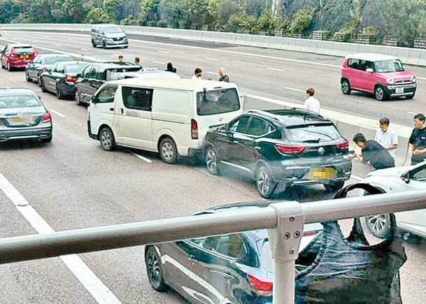 屯門公路發生8車相撞意外。