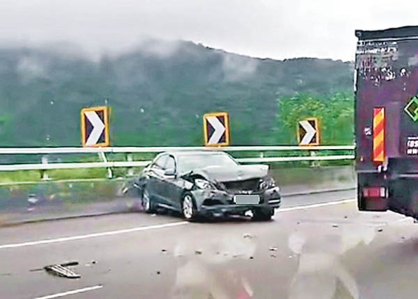 涉事私家車車尾撞向石壆後停下。