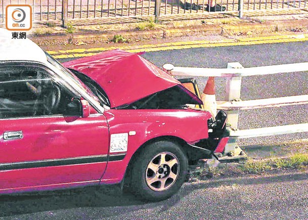 的士車頭冚摺起。（余宏基攝）