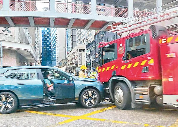 兩車車頭損毀。