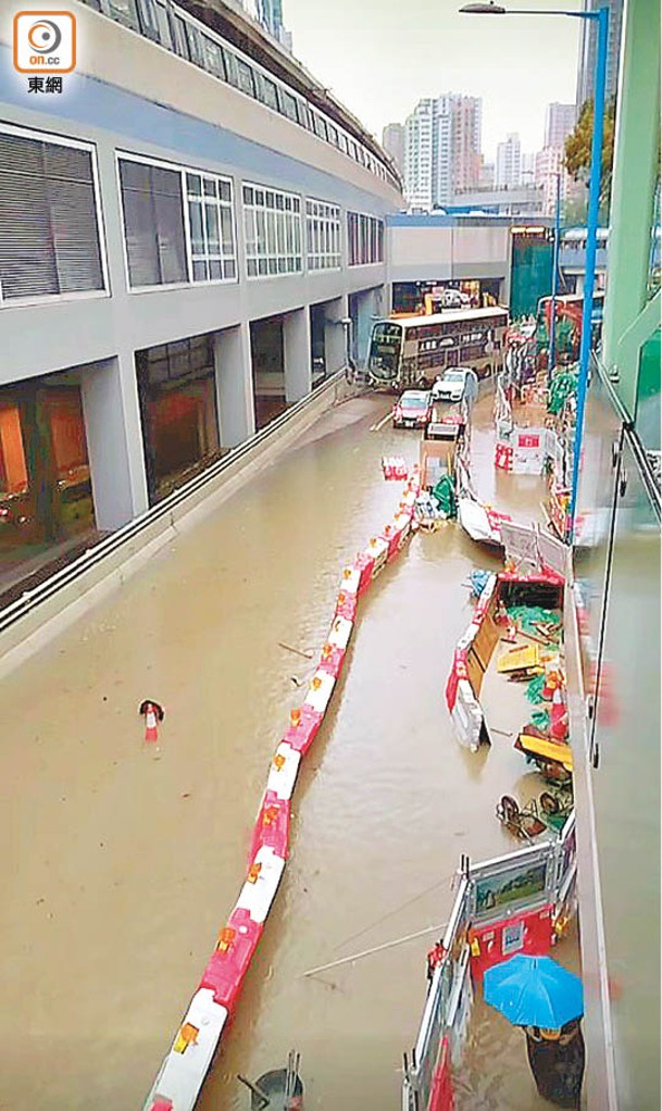 觀 塘：港鐵觀塘站對開嚴重水浸，交通一度癱瘓。