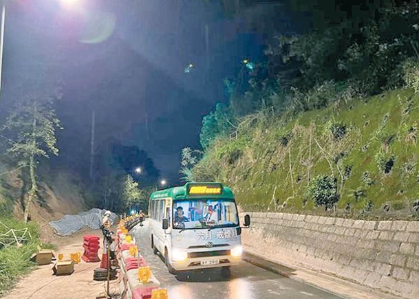 新娘潭路重開一條行車線。