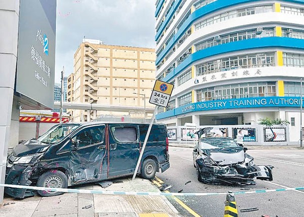 Tesla撼貨Van  2司機送院