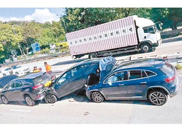 其中一輛車的車尾被撞至趷起。