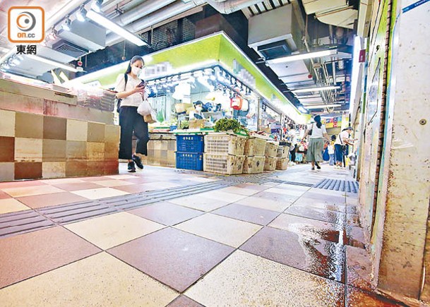 街市內牆角有積水。（陳德賢攝）