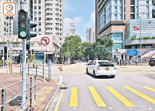 大角咀：涉事海庭道路口禁止左轉入海泓道。的士翻側橫亘路面。