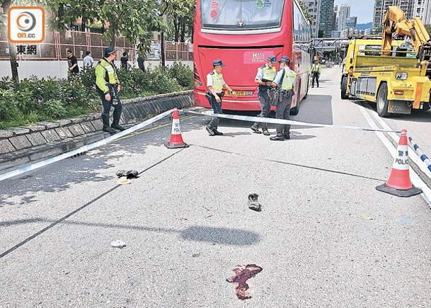 大角咀：旅遊巴車尾遺下一對皮鞋及一攤血漬。（馬竟峯攝）