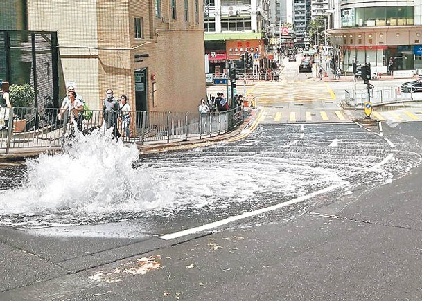 北角地底爆水管  淹行車線