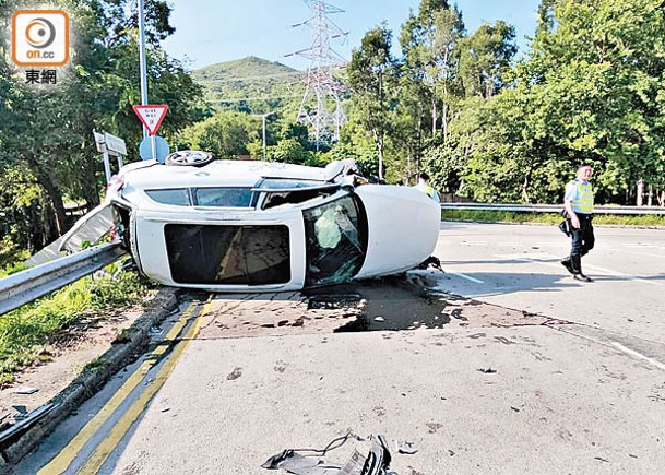 私家車意外後翻側。（吳鎮興攝）