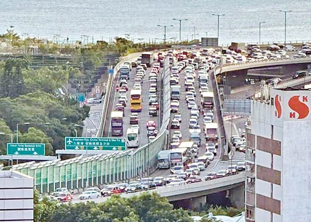 觀塘繞道大塞車。