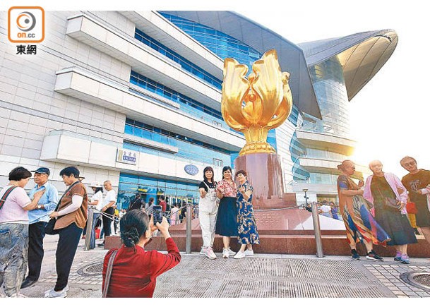 旅發局指今年首8個月共錄得超過2,950萬訪港旅客人次，按年增加約44%。