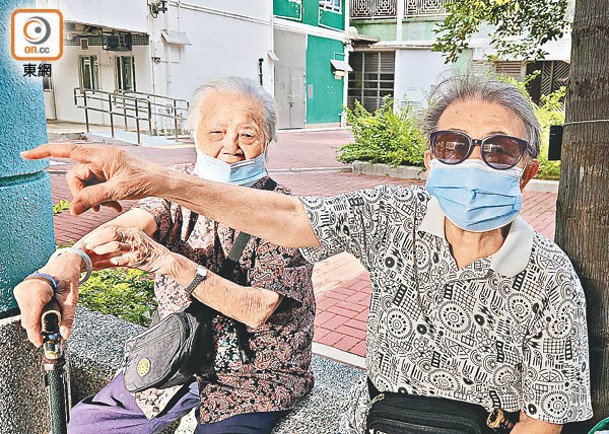 住客李女士（右）指未見到有人幫手取水。