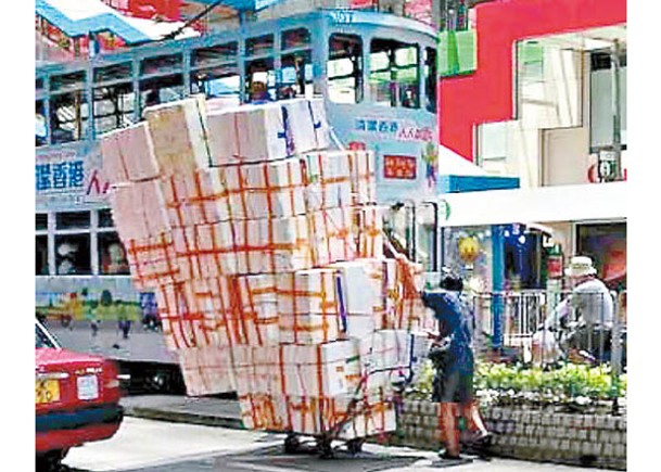 銅鑼灣鬧市驚現手推車，疊起的發泡膠箱差不多比電車還要高。