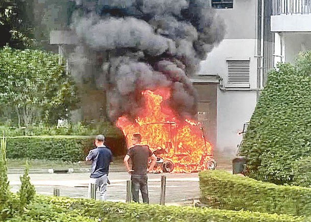 愉景灣高球車自燃  燒剩支架