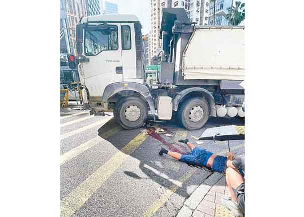 印度單車漢捱撞  捲泥頭車底重創