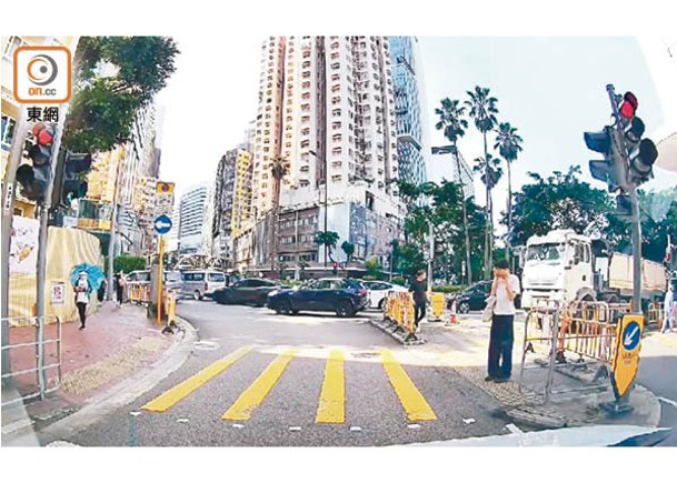 泥頭車輾單車漢驚嚇  目擊者轉身掩耳