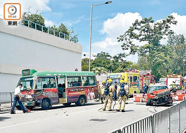 涉事小巴及的士橫亘路中。