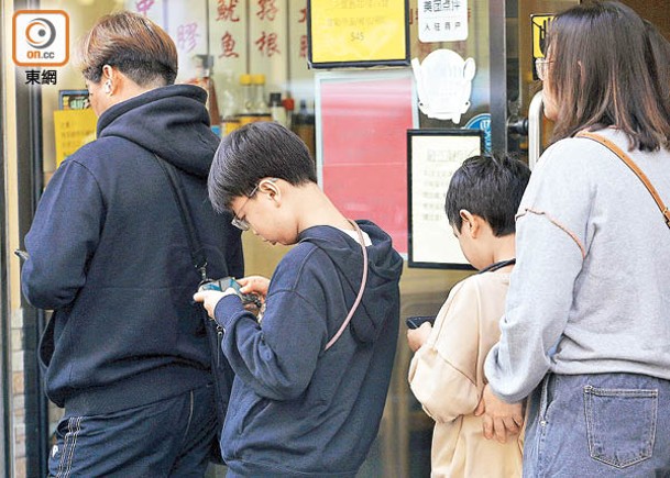 低頭族長時間玩手機，容易引致頸部肌肉疲勞。