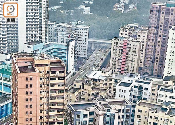 公主道：昨早本港多區大雨滂沱，天文台一度發出紅色暴雨警告。