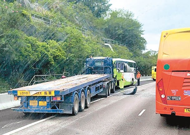 深井：屯門公路有一輛拖頭撞向旅遊巴車尾。