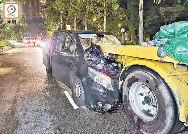 大埔頭路：輕型貨車直插入拖架車尾。（沈厚錚攝）