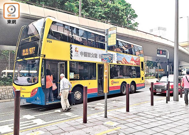 主要巴士線削班  高峰時間上車難  南區叫慘