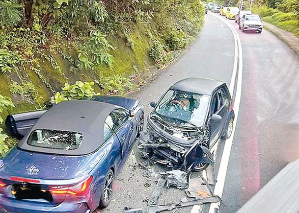 西貢：兩車橫亘路中，肇事私家車車頭嚴重損毀。