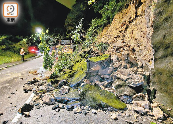 赤柱山泥傾瀉  淹沒行車路