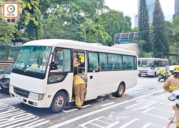 保母車行駛起火  消防撲熄