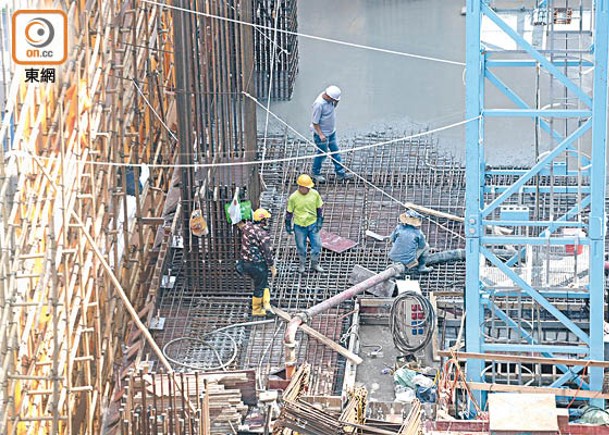 本港工程建造成本高，且人手老齡化。