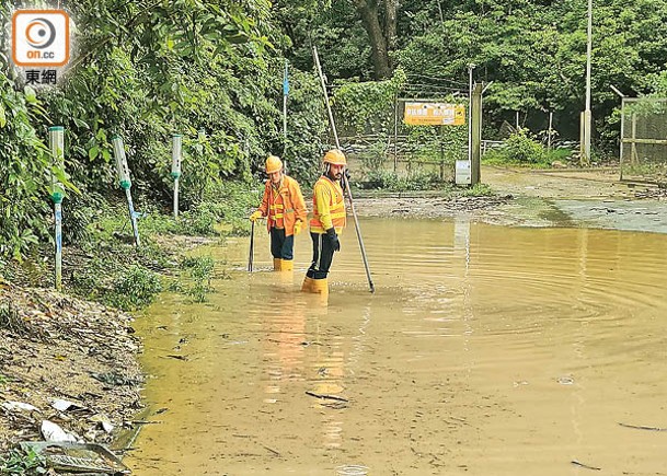 停車場變成水塘，水深至膝頭位置。（馬竟峯攝）